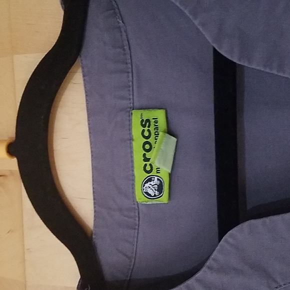 Crocs Gray Short Sleeve Scrub Top - Picture 2 of 3